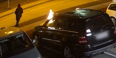 Камери зняли невідомого, який вночі підпалив авто на Щасливому (ВІДЕО)